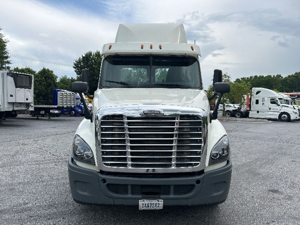 Day Cab Tractor-Heavy Duty Tractors-Freightliner-2018-Cascadia 12564ST-Duluth-GA-412,731\n\t\tmiles-$ 34,750 - Image 2