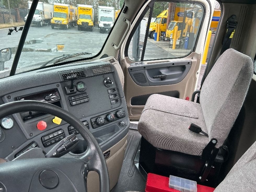 Day Cab Tractor-Heavy Duty Tractors-Freightliner-2018-Cascadia 12564ST-Duluth-GA-438,044\n\t\tmiles-$ 40,500 - Image 10