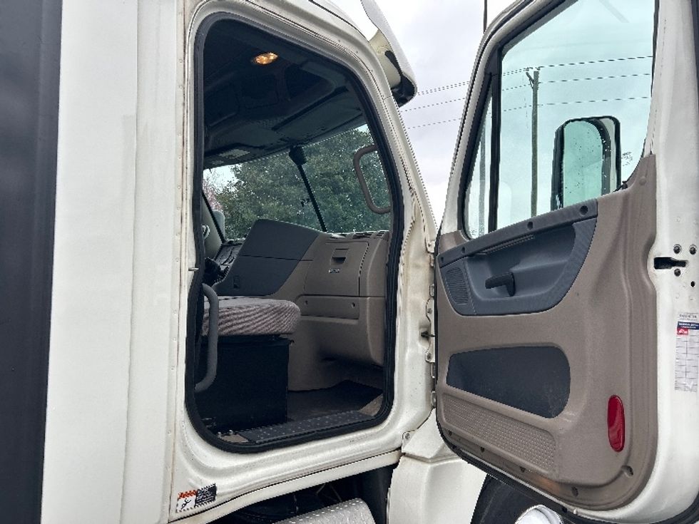 Day Cab Tractor-Heavy Duty Tractors-Freightliner-2018-Cascadia 12564ST-Duluth-GA-438,044\n\t\tmiles-$ 40,500 - Image 12