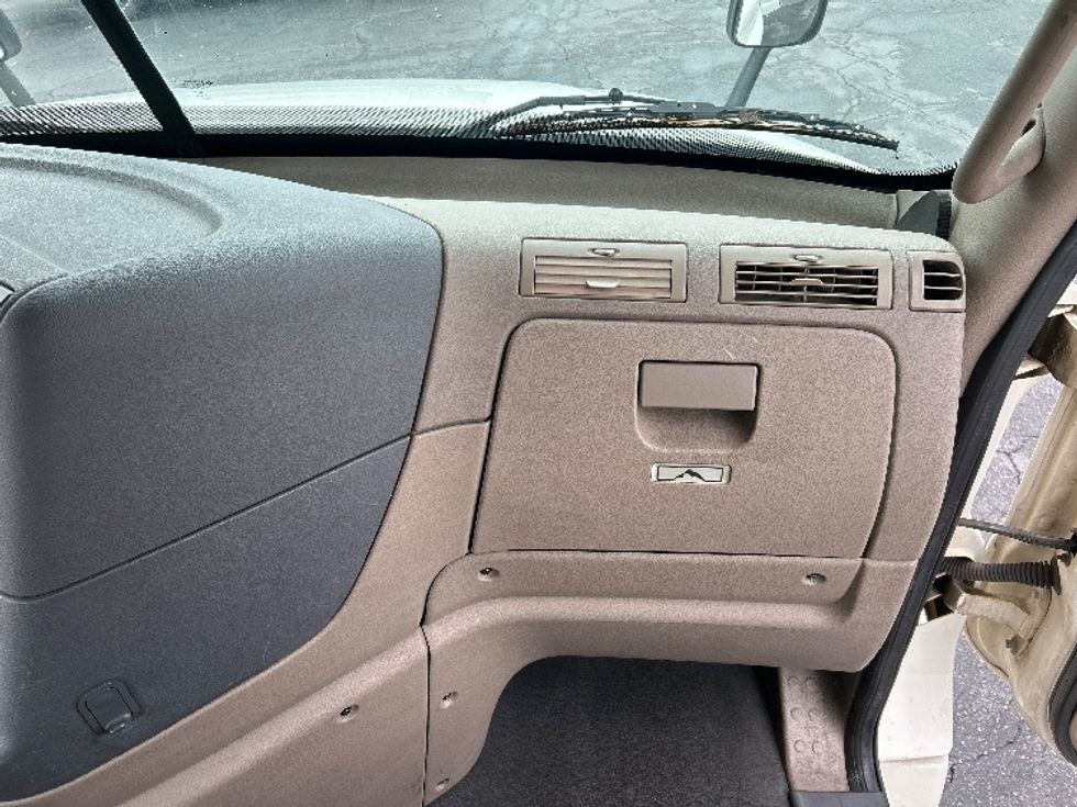 Day Cab Tractor-Heavy Duty Tractors-Freightliner-2018-Cascadia 12564ST-Duluth-GA-438,044\n\t\tmiles-$ 40,500 - Image 13