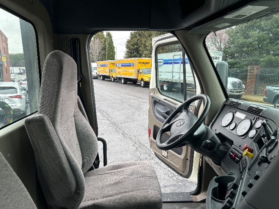 Day Cab Tractor-Heavy Duty Tractors-Freightliner-2018-Cascadia 12564ST-Duluth-GA-438,044\n\t\tmiles-$ 40,500 - Image 14