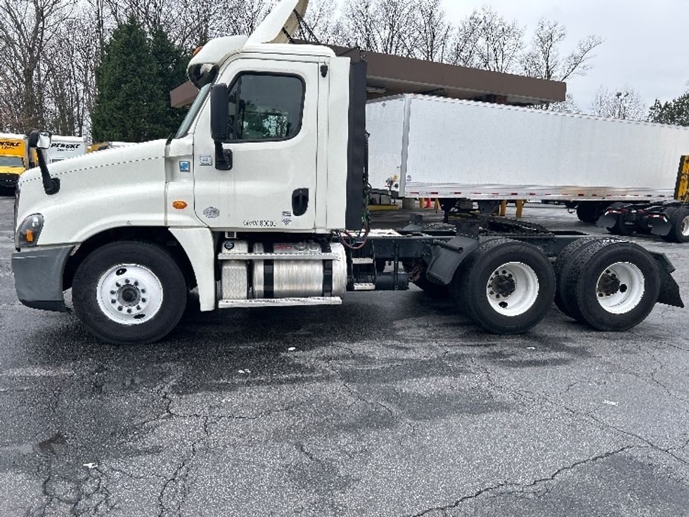 Day Cab Tractor-Heavy Duty Tractors-Freightliner-2018-Cascadia 12564ST-Duluth-GA-438,044\n\t\tmiles-$ 40,500 - Image 4