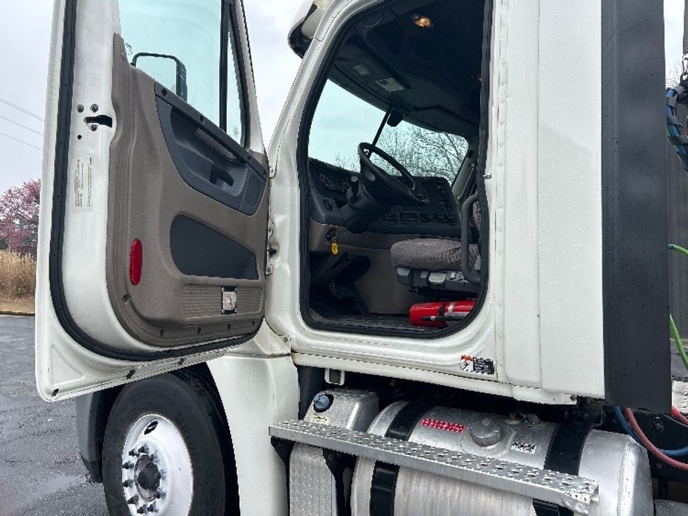 Day Cab Tractor-Heavy Duty Tractors-Freightliner-2018-Cascadia 12564ST-Duluth-GA-438,044\n\t\tmiles-$ 40,500 - Image 9