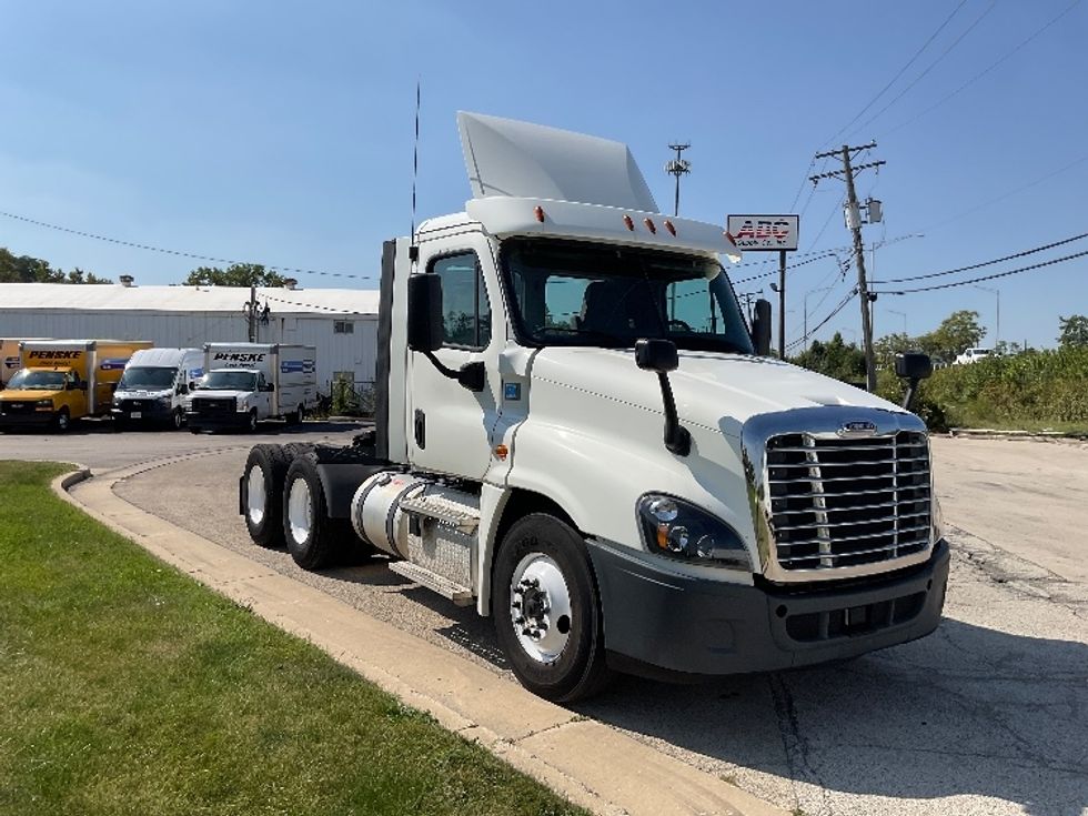 Day Cab Tractor-Heavy Duty Tractors-Freightliner-2018-Cascadia 12564ST-East Chicago-IN-393,801\n\t\tmiles-$ 36,000 - Image 1