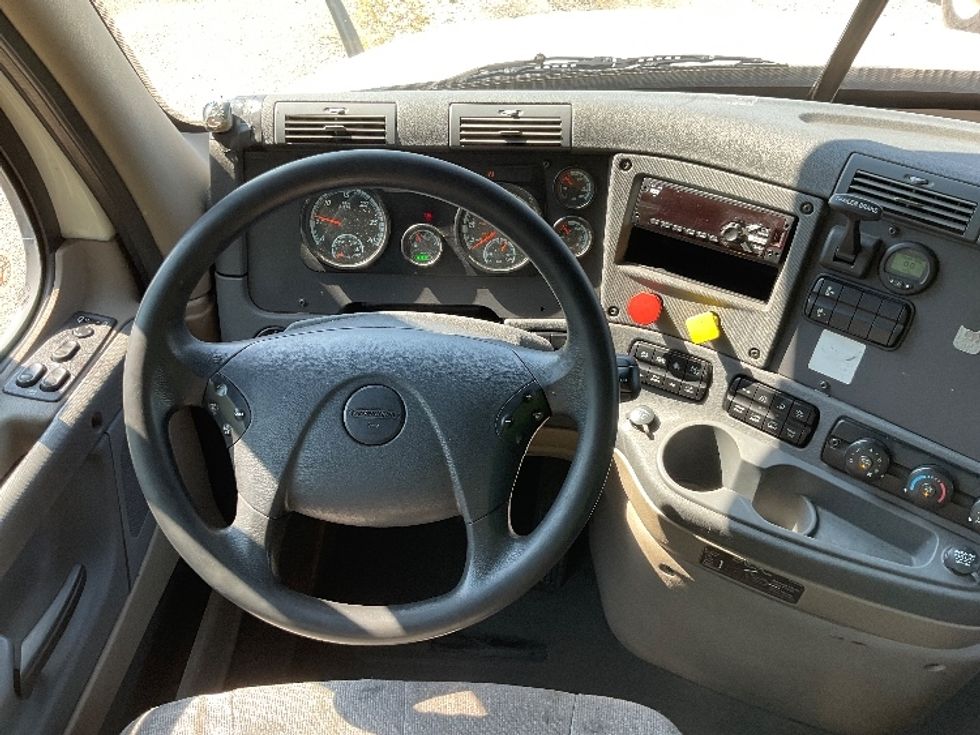 Day Cab Tractor-Heavy Duty Tractors-Freightliner-2018-Cascadia 12564ST-East Chicago-IN-393,801\n\t\tmiles-$ 36,000 - Image 11