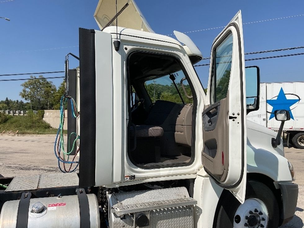 Day Cab Tractor-Heavy Duty Tractors-Freightliner-2018-Cascadia 12564ST-East Chicago-IN-393,801\n\t\tmiles-$ 36,000 - Image 12