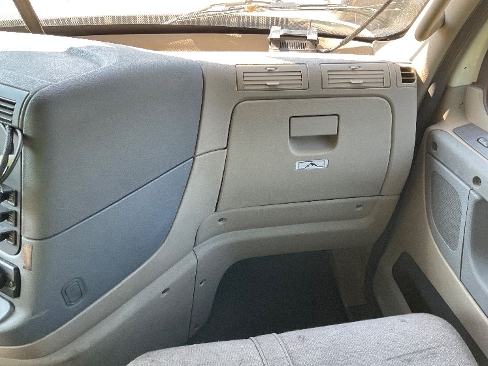 Day Cab Tractor-Heavy Duty Tractors-Freightliner-2018-Cascadia 12564ST-East Chicago-IN-393,801\n\t\tmiles-$ 36,000 - Image 13