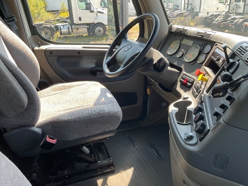 Day Cab Tractor-Heavy Duty Tractors-Freightliner-2018-Cascadia 12564ST-East Chicago-IN-393,801\n\t\tmiles-$ 36,000 - Image 14