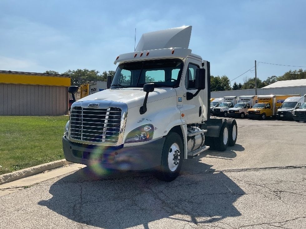 Day Cab Tractor-Heavy Duty Tractors-Freightliner-2018-Cascadia 12564ST-East Chicago-IN-393,801\n\t\tmiles-$ 36,000 - Image 3