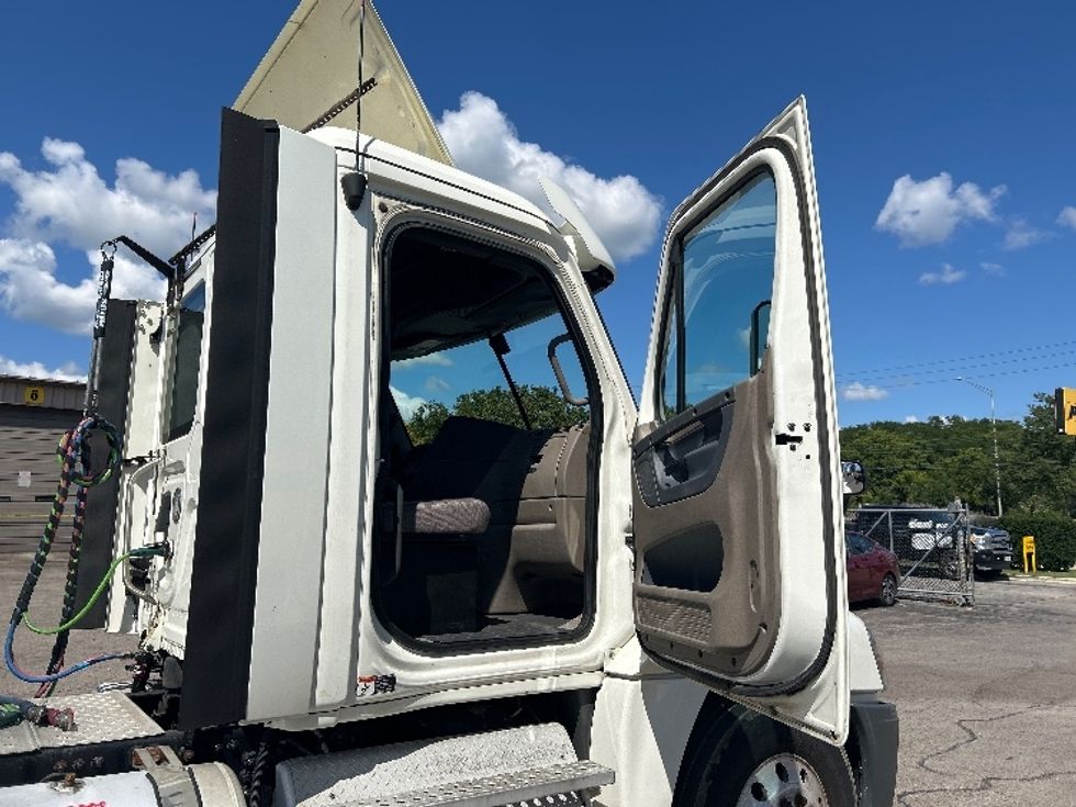 Day Cab Tractor-Heavy Duty Tractors-Freightliner-2018-Cascadia 12564ST-East Chicago-IN-420,684\n\t\tmiles-$ 38,000 - Image 12