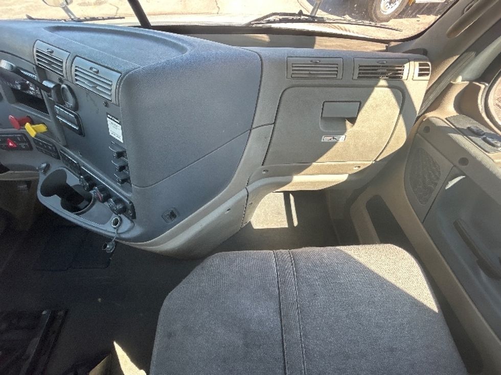 Day Cab Tractor-Heavy Duty Tractors-Freightliner-2018-Cascadia 12564ST-East Chicago-IN-420,684\n\t\tmiles-$ 38,000 - Image 13