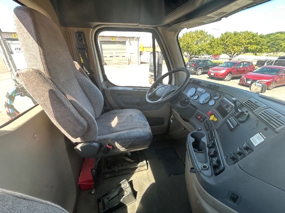 Day Cab Tractor-Heavy Duty Tractors-Freightliner-2018-Cascadia 12564ST-East Chicago-IN-420,684\n\t\tmiles-$ 38,000 - Image 14