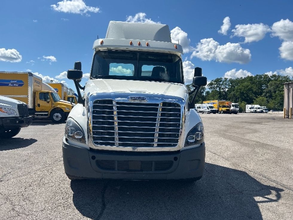 Day Cab Tractor-Heavy Duty Tractors-Freightliner-2018-Cascadia 12564ST-East Chicago-IN-420,684\n\t\tmiles-$ 38,000 - Image 2