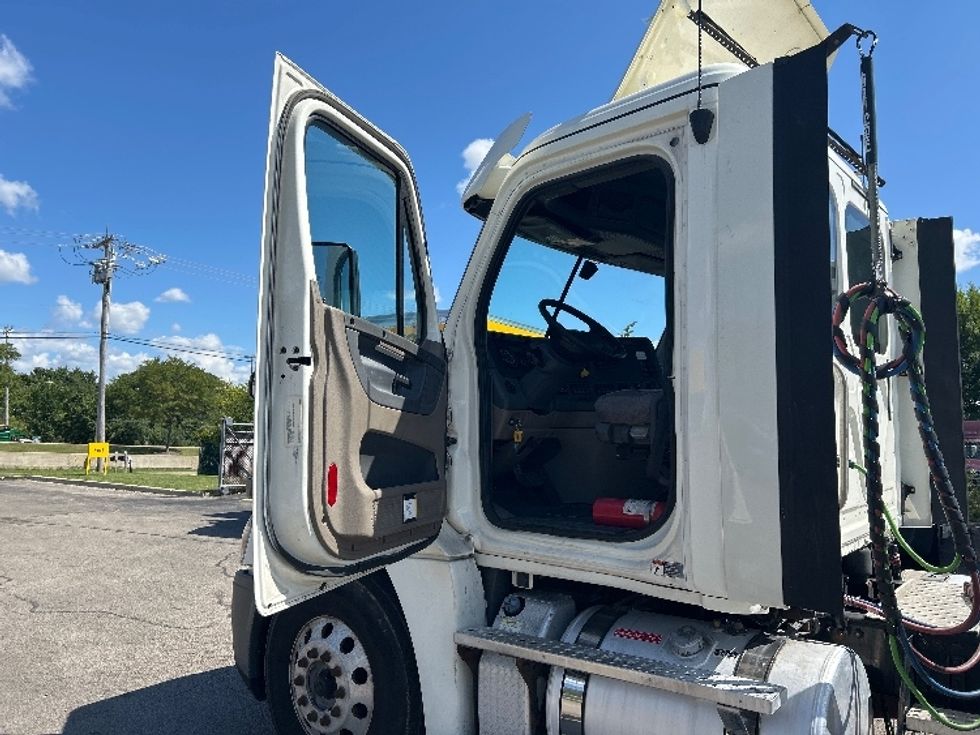 Day Cab Tractor-Heavy Duty Tractors-Freightliner-2018-Cascadia 12564ST-East Chicago-IN-420,684\n\t\tmiles-$ 38,000 - Image 9