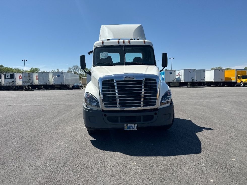 2018 Freightliner Cascadia 125" Sleeper Cab photo 2