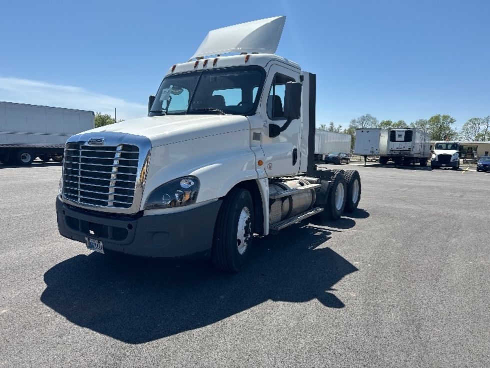 2018 Freightliner Cascadia 125" Sleeper Cab photo 3