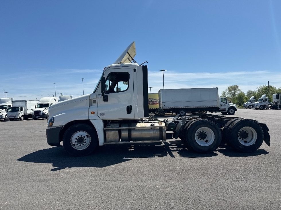 2018 Freightliner Cascadia 125" Sleeper Cab photo 4