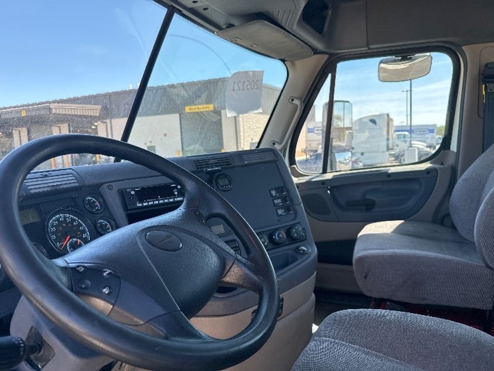 Day Cab Tractor-Heavy Duty Tractors-Freightliner-2018-Cascadia 12564ST-East Chicago-IN-436,939\n\t\tmiles-$ 38,250 - Image 10