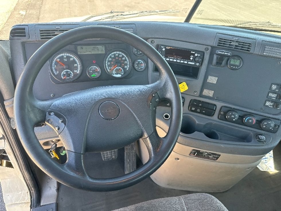 Day Cab Tractor-Heavy Duty Tractors-Freightliner-2018-Cascadia 12564ST-East Chicago-IN-436,939\n\t\tmiles-$ 38,250 - Image 11