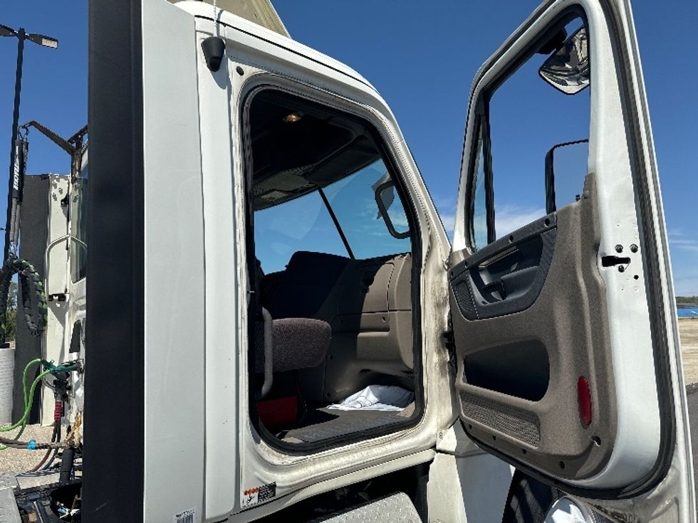 Day Cab Tractor-Heavy Duty Tractors-Freightliner-2018-Cascadia 12564ST-East Chicago-IN-436,939\n\t\tmiles-$ 38,250 - Image 12