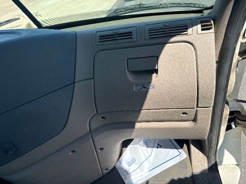 Day Cab Tractor-Heavy Duty Tractors-Freightliner-2018-Cascadia 12564ST-East Chicago-IN-436,939\n\t\tmiles-$ 38,250 - Image 13