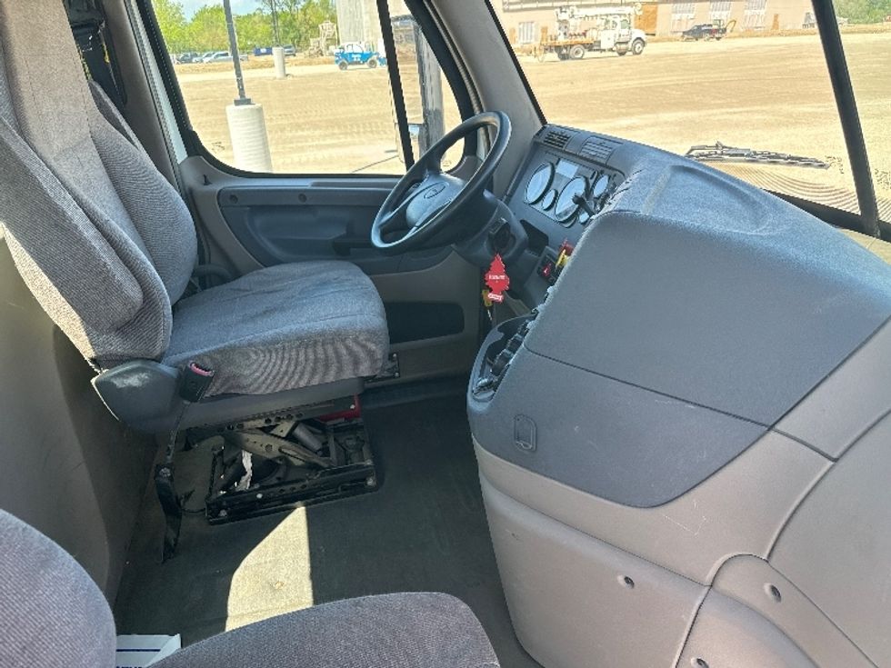 Day Cab Tractor-Heavy Duty Tractors-Freightliner-2018-Cascadia 12564ST-East Chicago-IN-436,939\n\t\tmiles-$ 38,250 - Image 14