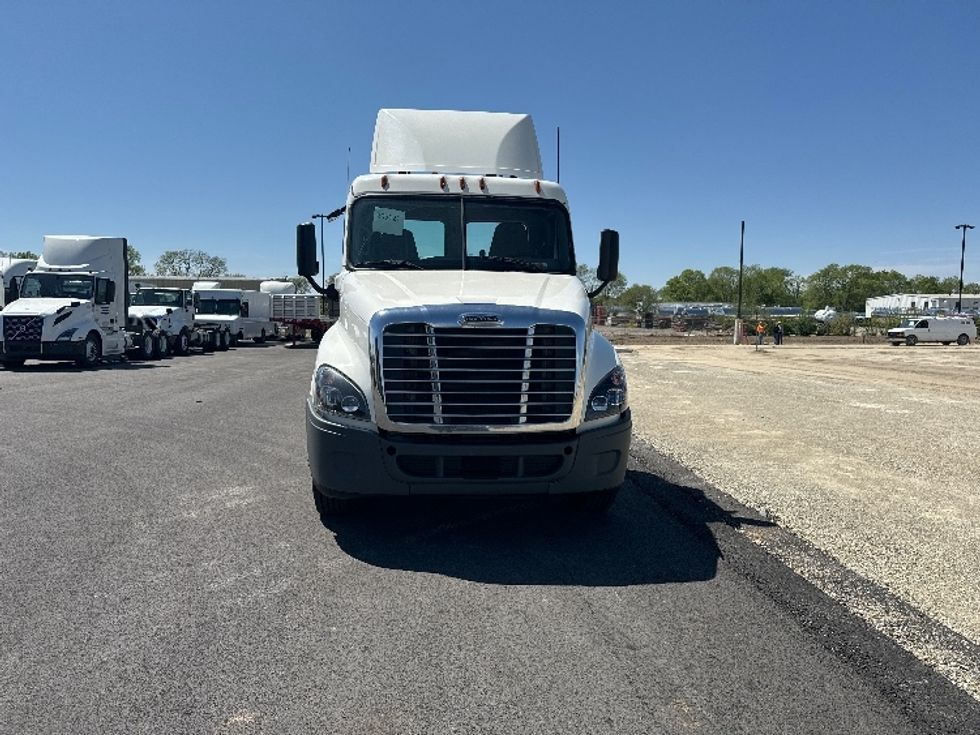 Day Cab Tractor-Heavy Duty Tractors-Freightliner-2018-Cascadia 12564ST-East Chicago-IN-436,939\n\t\tmiles-$ 38,250 - Image 2