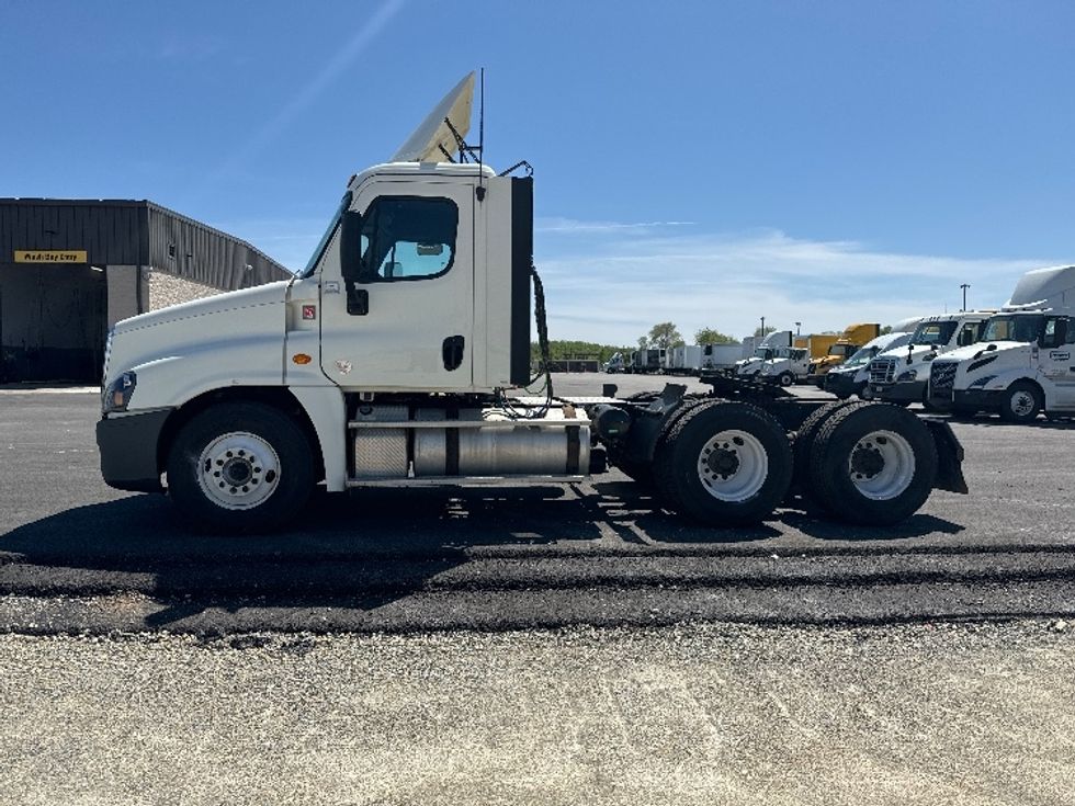 Day Cab Tractor-Heavy Duty Tractors-Freightliner-2018-Cascadia 12564ST-East Chicago-IN-436,939\n\t\tmiles-$ 38,250 - Image 4