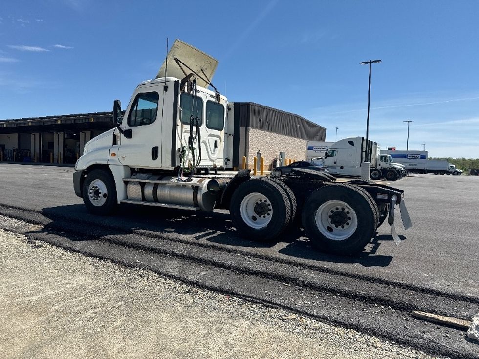Day Cab Tractor-Heavy Duty Tractors-Freightliner-2018-Cascadia 12564ST-East Chicago-IN-436,939\n\t\tmiles-$ 38,250 - Image 5
