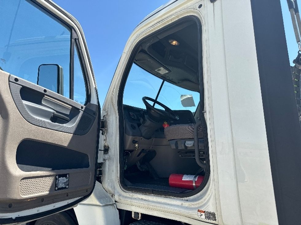 Day Cab Tractor-Heavy Duty Tractors-Freightliner-2018-Cascadia 12564ST-East Chicago-IN-436,939\n\t\tmiles-$ 38,250 - Image 9