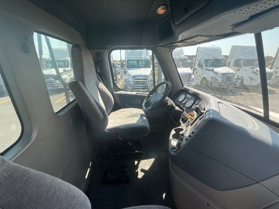 Day Cab Tractor-Heavy Duty Tractors-Freightliner-2018-Cascadia 12564ST-East Chicago-IN-546,782\n\t\tmiles-$ 34,000 - Image 14