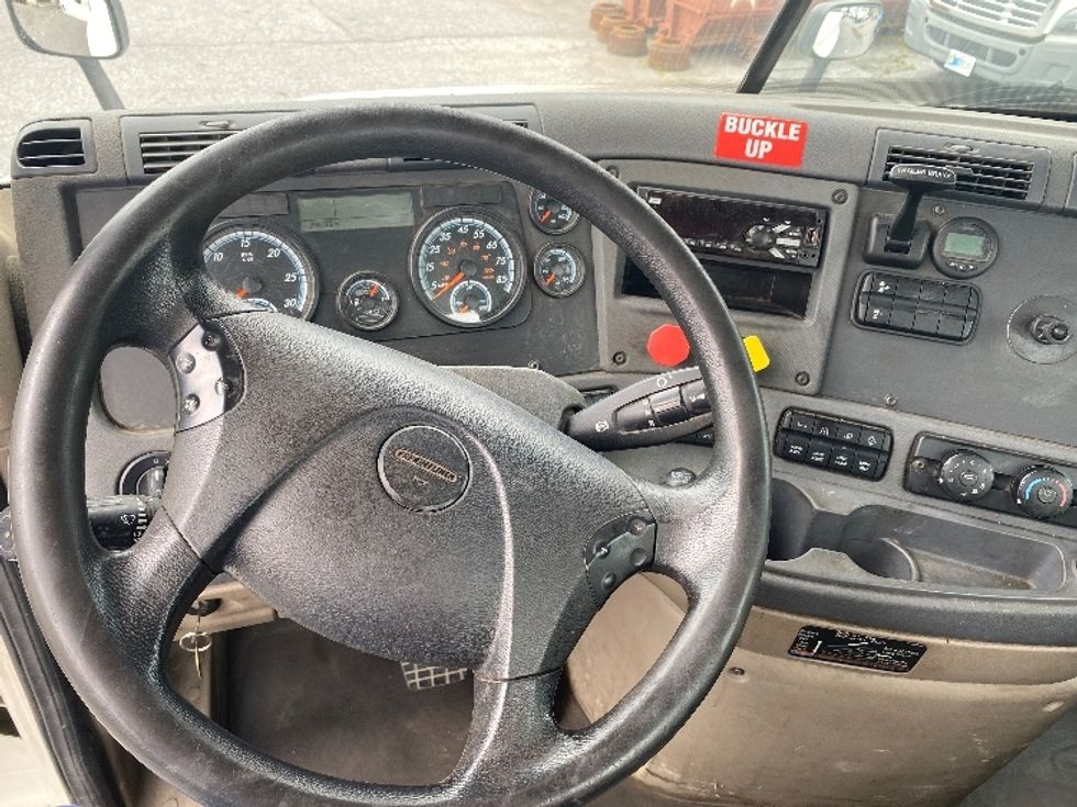 Day Cab Tractor-Heavy Duty Tractors-Freightliner-2018-Cascadia 12564ST-Eden-MD-293,272\n\t\tmiles-$ 48,750 - Image 11