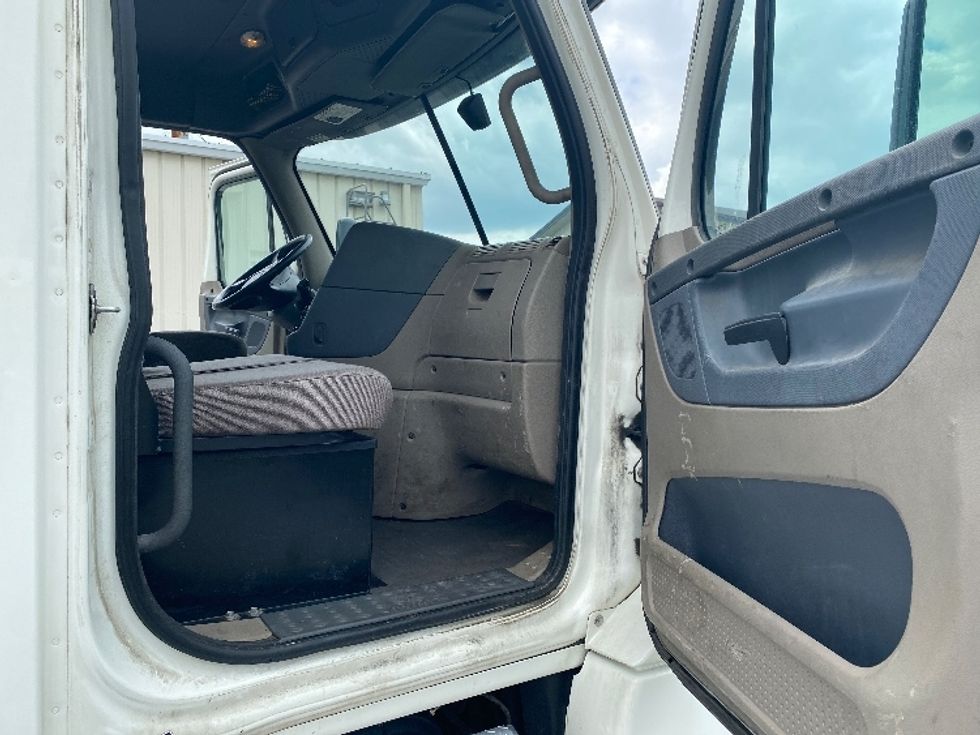 Day Cab Tractor-Heavy Duty Tractors-Freightliner-2018-Cascadia 12564ST-Eden-MD-293,272\n\t\tmiles-$ 48,750 - Image 12