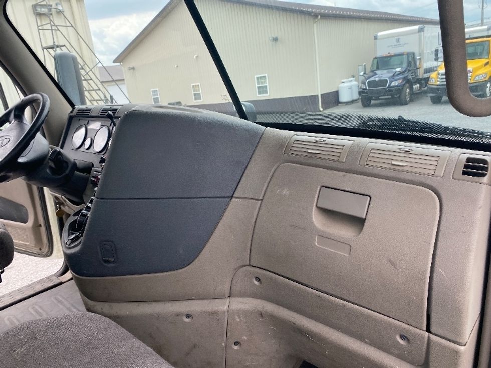 Day Cab Tractor-Heavy Duty Tractors-Freightliner-2018-Cascadia 12564ST-Eden-MD-293,272\n\t\tmiles-$ 48,750 - Image 13