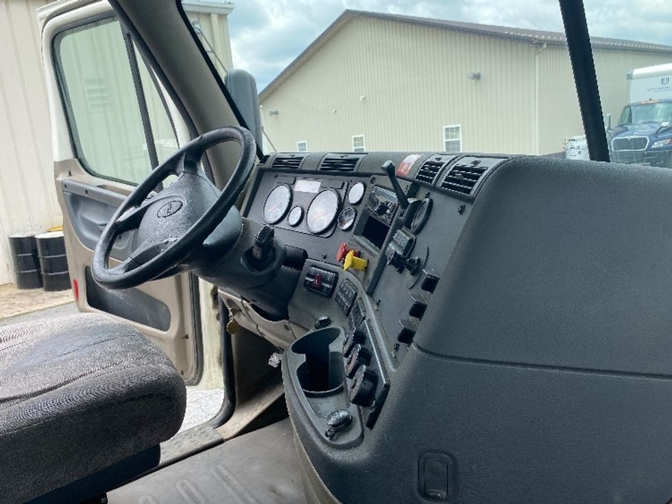 Day Cab Tractor-Heavy Duty Tractors-Freightliner-2018-Cascadia 12564ST-Eden-MD-293,272\n\t\tmiles-$ 48,750 - Image 14