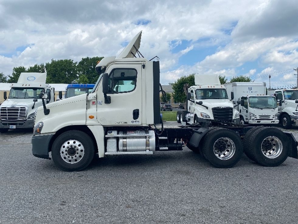 Day Cab Tractor-Heavy Duty Tractors-Freightliner-2018-Cascadia 12564ST-Eden-MD-293,272\n\t\tmiles-$ 48,750 - Image 4