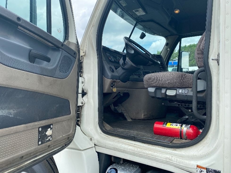 Day Cab Tractor-Heavy Duty Tractors-Freightliner-2018-Cascadia 12564ST-Eden-MD-293,272\n\t\tmiles-$ 48,750 - Image 9