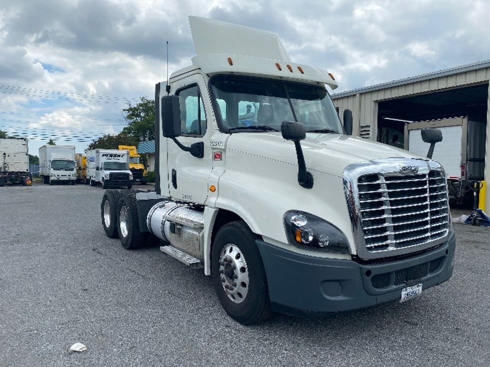 Day Cab Tractor-Heavy Duty Tractors-Freightliner-2018-Cascadia 12564ST-Eden-MD-294,991\n\t\tmiles-$ 34,750 - Image 3