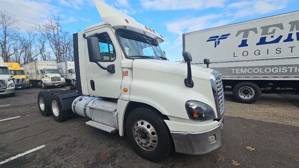 Day Cab Tractor-Heavy Duty Tractors-Freightliner-2018-Cascadia 12564ST-Edison-NJ-220,706\n\t\tmiles-$ 48,000 - Image 1