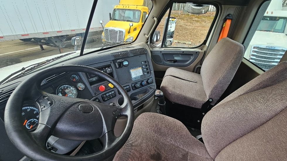 Day Cab Tractor-Heavy Duty Tractors-Freightliner-2018-Cascadia 12564ST-Edison-NJ-220,706\n\t\tmiles-$ 48,000 - Image 10