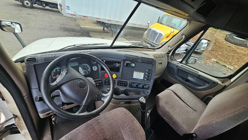 Day Cab Tractor-Heavy Duty Tractors-Freightliner-2018-Cascadia 12564ST-Edison-NJ-220,706\n\t\tmiles-$ 48,000 - Image 11