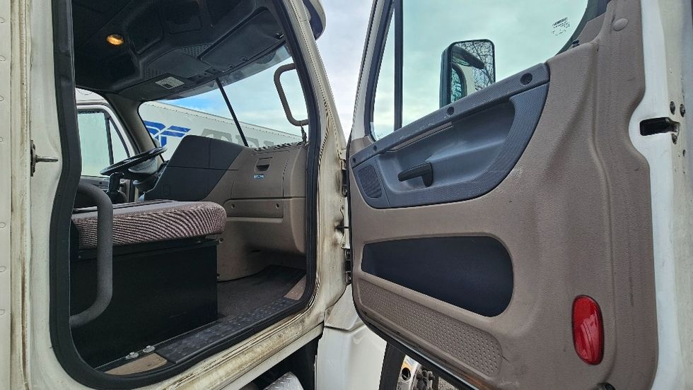 Day Cab Tractor-Heavy Duty Tractors-Freightliner-2018-Cascadia 12564ST-Edison-NJ-220,706\n\t\tmiles-$ 48,000 - Image 12