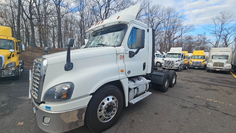 Day Cab Tractor-Heavy Duty Tractors-Freightliner-2018-Cascadia 12564ST-Edison-NJ-220,706\n\t\tmiles-$ 48,000 - Image 3