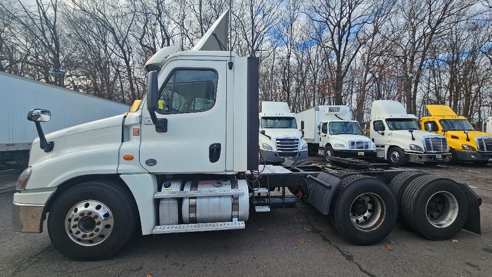 Day Cab Tractor-Heavy Duty Tractors-Freightliner-2018-Cascadia 12564ST-Edison-NJ-220,706\n\t\tmiles-$ 48,000 - Image 4