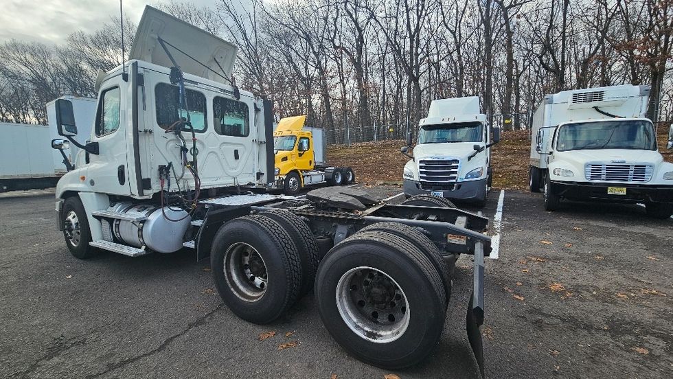 Day Cab Tractor-Heavy Duty Tractors-Freightliner-2018-Cascadia 12564ST-Edison-NJ-220,706\n\t\tmiles-$ 48,000 - Image 5
