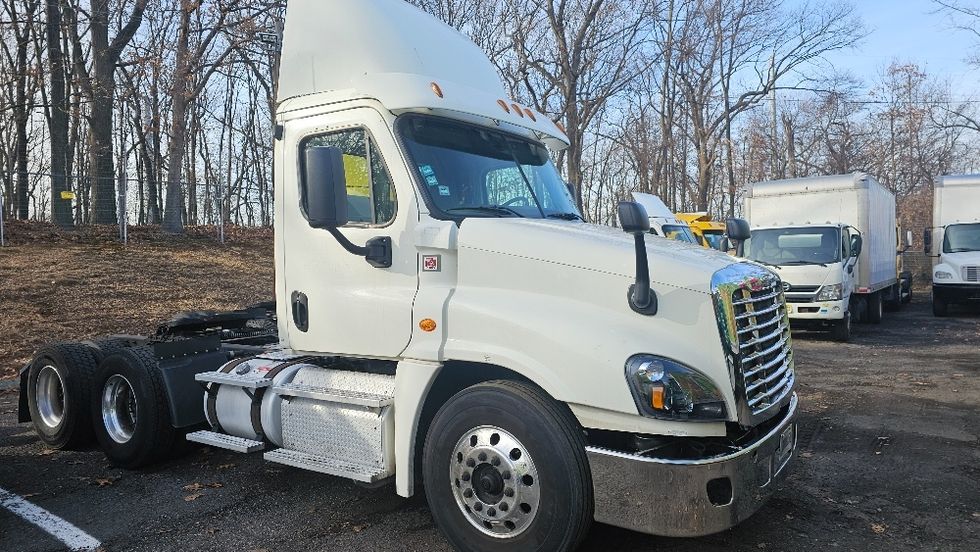 Day Cab Tractor-Heavy Duty Tractors-Freightliner-2018-Cascadia 12564ST-Edison-NJ-253,298\n\t\tmiles-$ 44,750 - Image 1