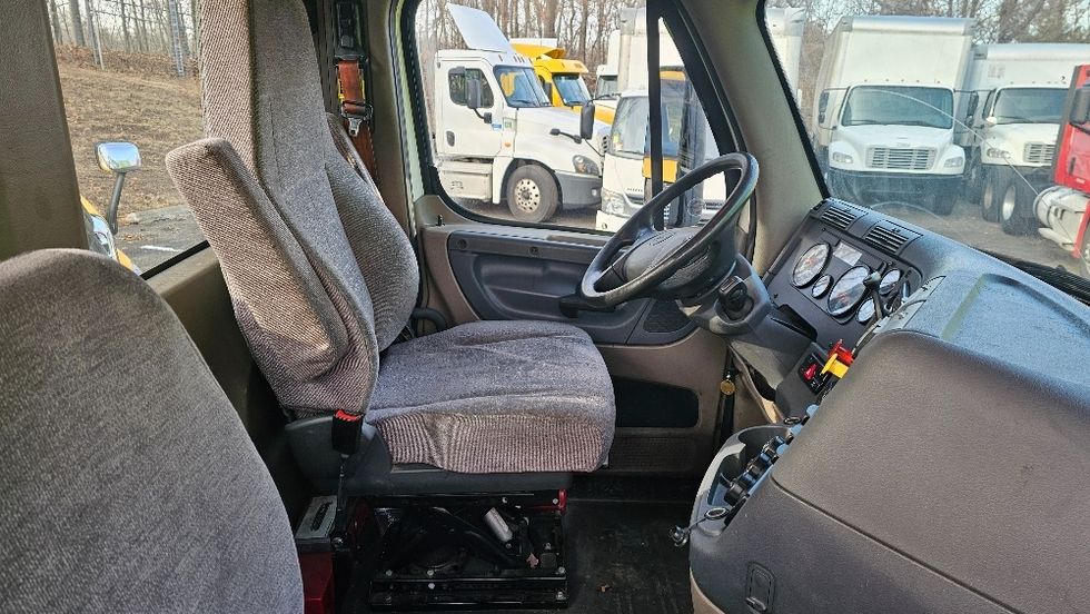 Day Cab Tractor-Heavy Duty Tractors-Freightliner-2018-Cascadia 12564ST-Edison-NJ-253,298\n\t\tmiles-$ 44,750 - Image 14
