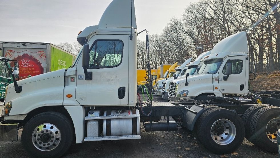 Day Cab Tractor-Heavy Duty Tractors-Freightliner-2018-Cascadia 12564ST-Edison-NJ-253,298\n\t\tmiles-$ 44,750 - Image 4