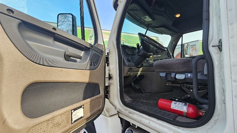 Day Cab Tractor-Heavy Duty Tractors-Freightliner-2018-Cascadia 12564ST-Edison-NJ-253,298\n\t\tmiles-$ 44,750 - Image 9