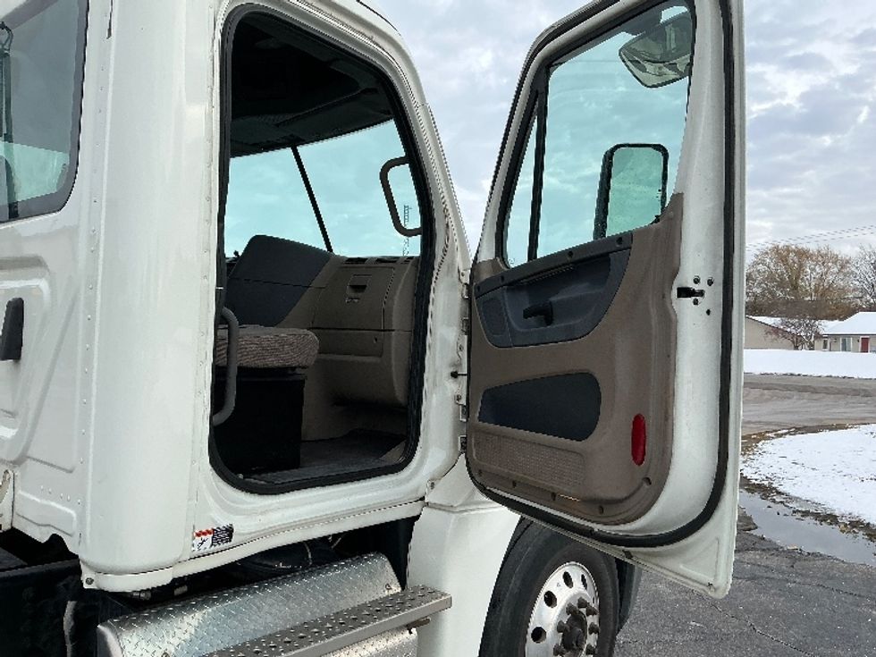 Day Cab Tractor-Heavy Duty Tractors-Freightliner-2018-Cascadia 12564ST-Elkhart-IN-314,055\n\t\tmiles-$ 38,000 - Image 12